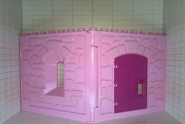 Стена розовая с малиновой дверью