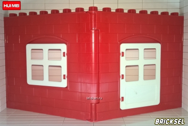 Стена двойная окно-дверь, с рельефом кирпичной кладки с белыми створками двери и окна красная