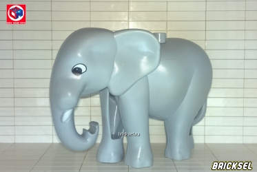 Слон большой с бивнями серый