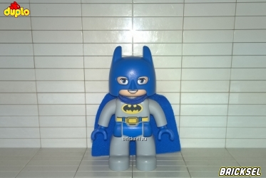 Серый Бэтмен в синем плаще и маске