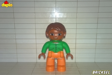 Женщина темнокожая в зеленой рубашке и оранжевых брюках