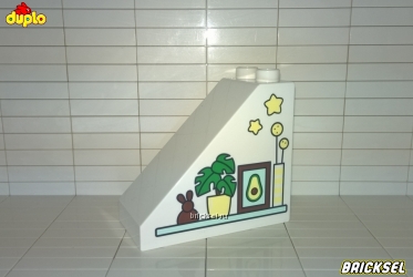 Скат крыши белый с цветком, игрушечным зайцем, фоторамкой, высокой вазой и двумя желтыми звездочками