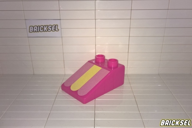 Кубик скос-козырек 2х3 розовый с наклейкой, две розовых и одна светло-желтая полосы