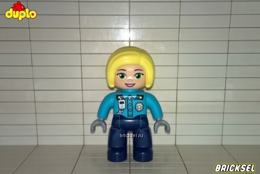 Женщина полицейская, блондинка в голубой рубашке с рацией и значком и темно-синих брюках